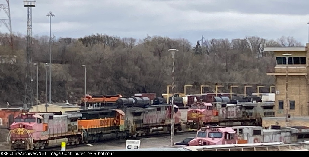 Santa Fe Dash9s Hump Units Northtown MPls MN April 2023